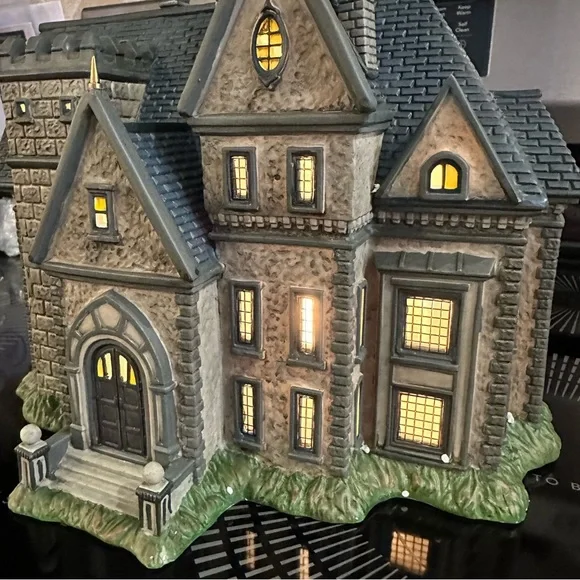 DC Comics Village Batman Wayne Manor Bruce and Alfred Department 56 - Picture 6 of 13